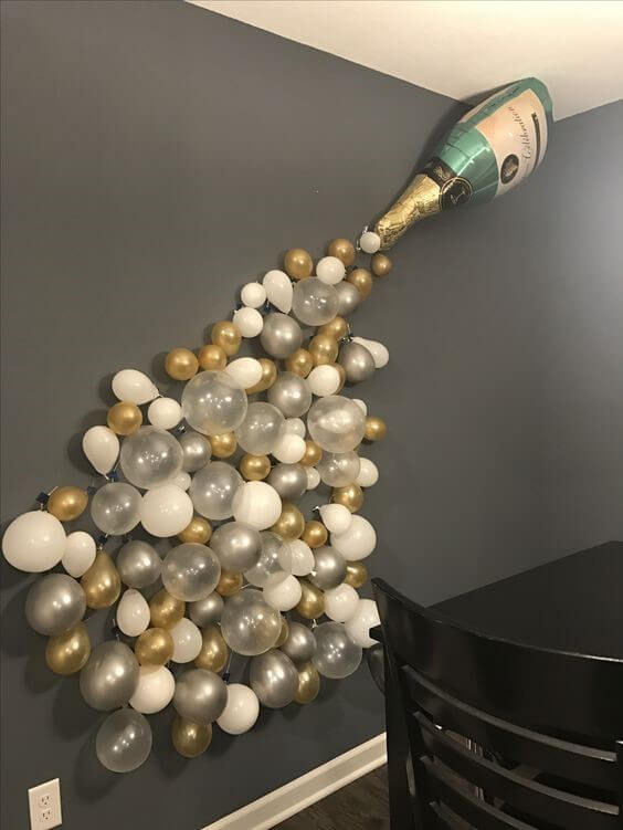Настенные новогодние украшения из шаров