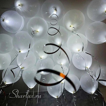 Светящиеся шары с серебристыми лентами для девочки